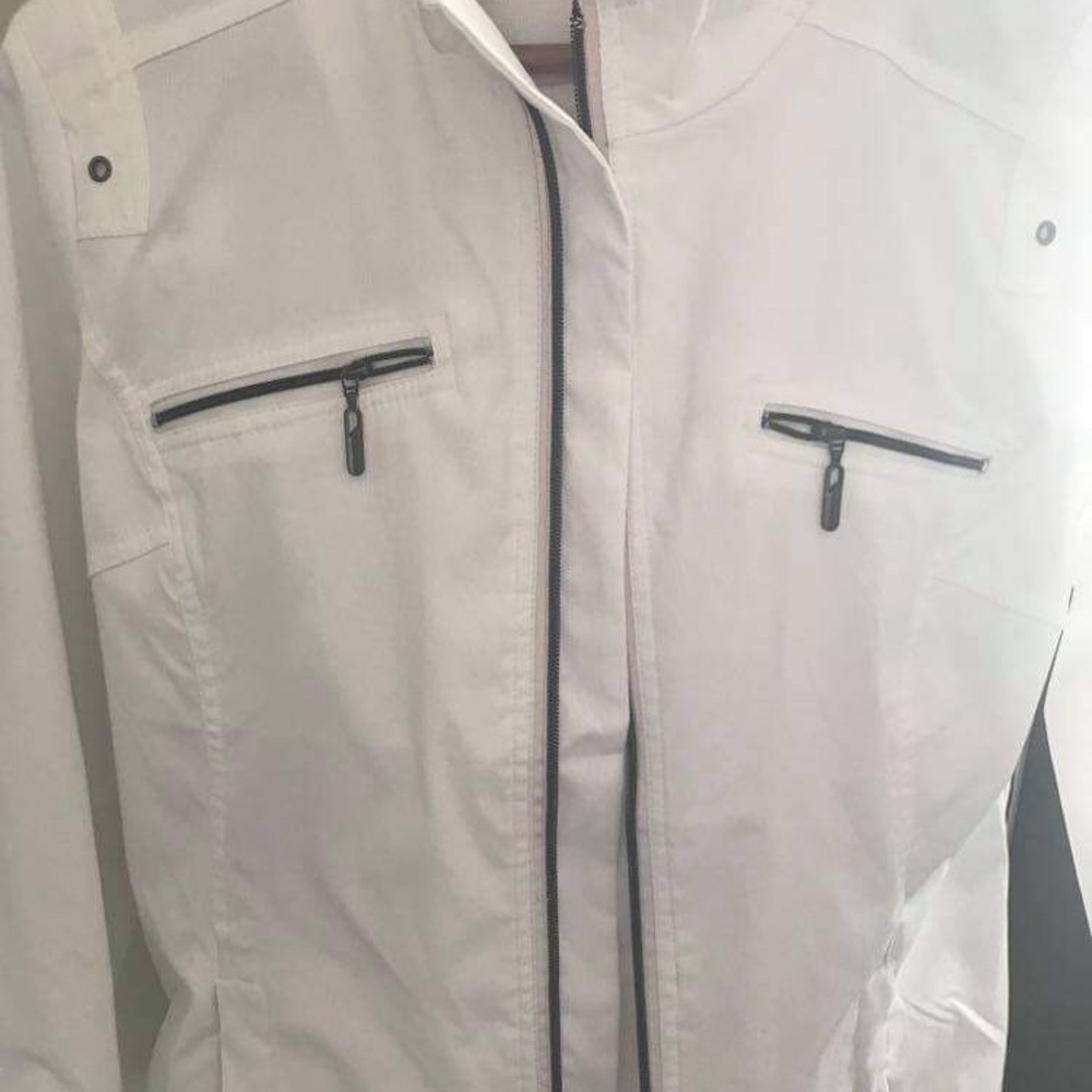 Very slimming. Super cute sporty jacket